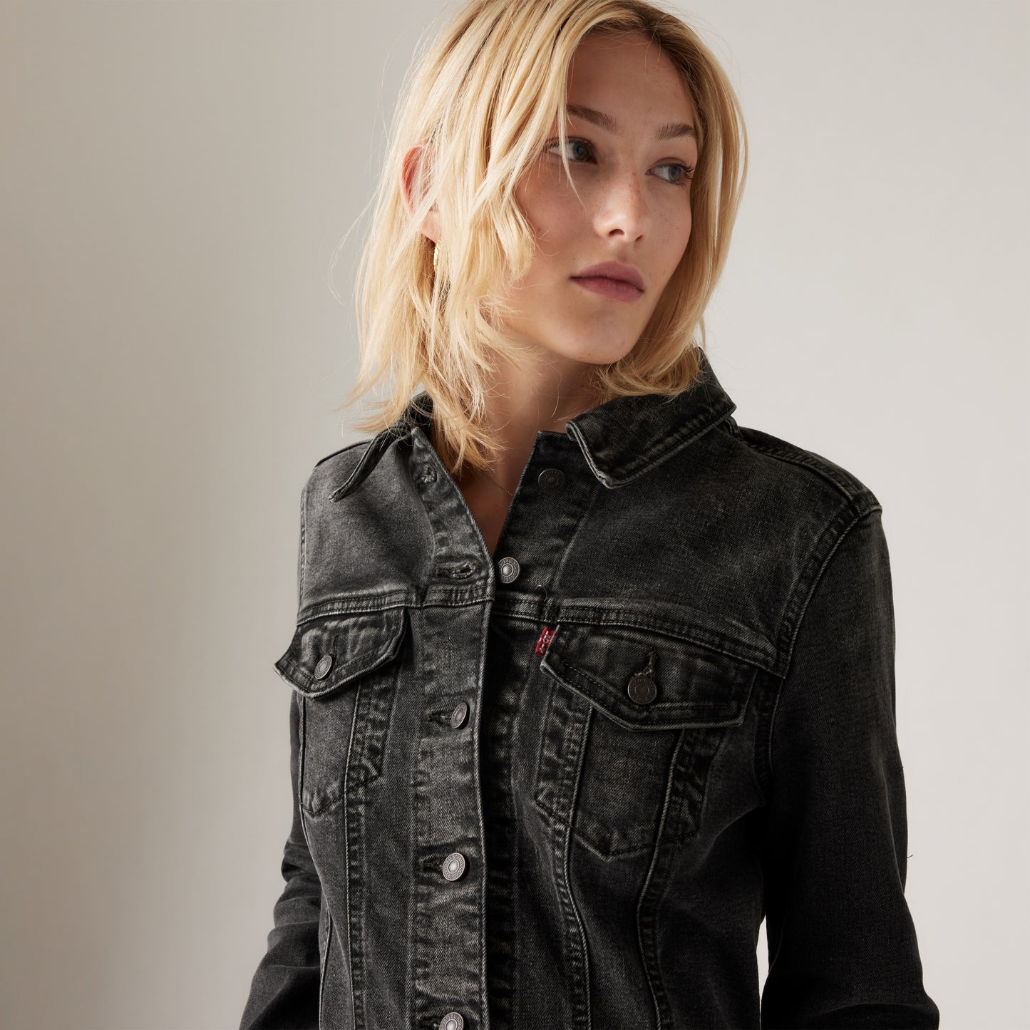 LEVI'S® WOMEN'S SLIM TAILORED TRUCKER JACKET - MED INDIGO - WORN IN