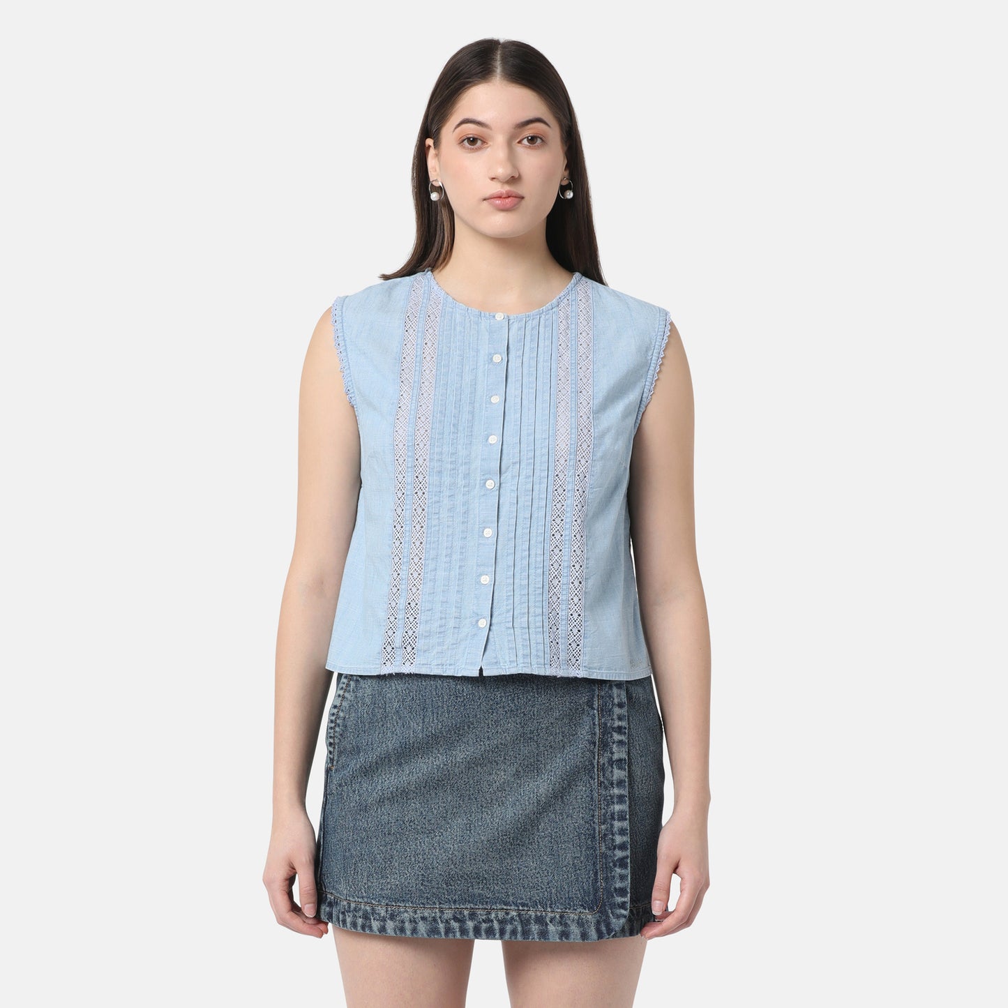 LEVI'S® WOMEN'S LORELAI BUTTON-UP SLEEVELESS SHIRT - MED INDIGO - FLAT FINIH