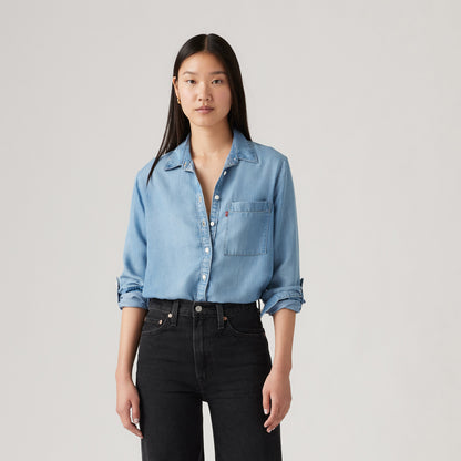 LEVI'S® WOMEN'S DARLENE UTILITY SHIRT - MED INDIGO - WORN IN