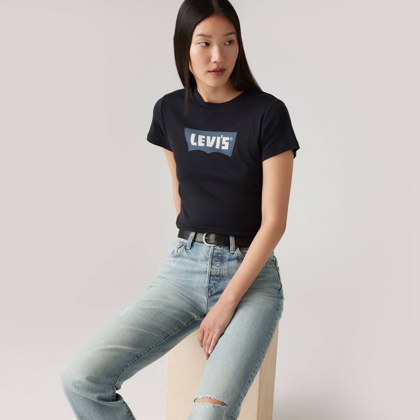 LEVI'S® WOMEN'S GRAPHIC ESSENTIAL SPORTY TEE - BLACK